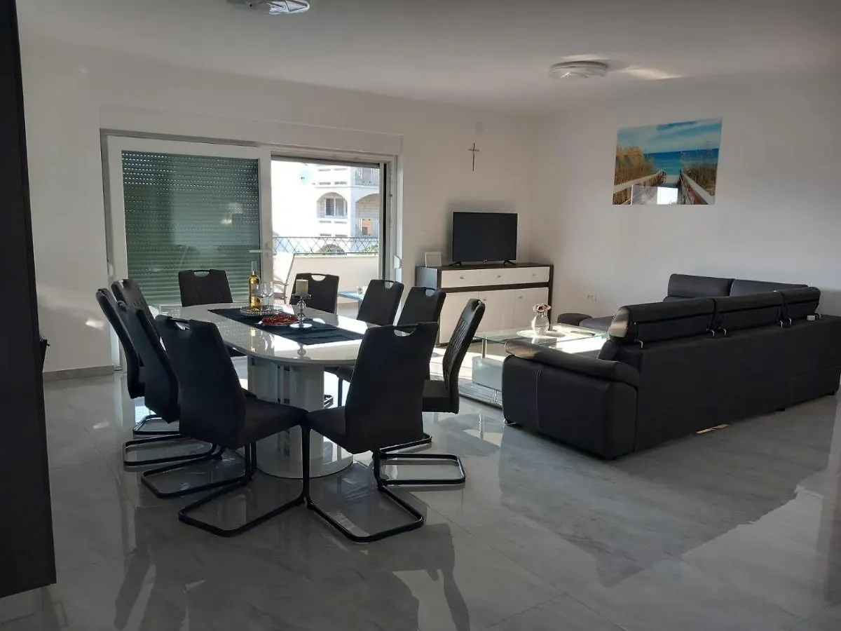 Apartment Valmar Vir